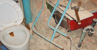 Профессиональный демонтаж перегородки ванной и туалета в Сарове - от 582 рублей